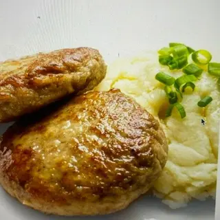 KOTLET Z KURCZAKA Z ziemniakami+sałatka z młodej kapusty