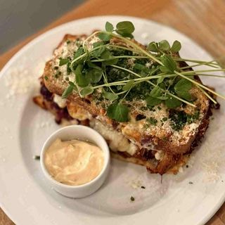 Zimowy tost z szarpaną łopatką