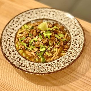 Wegański makaron z orzechowym tofu