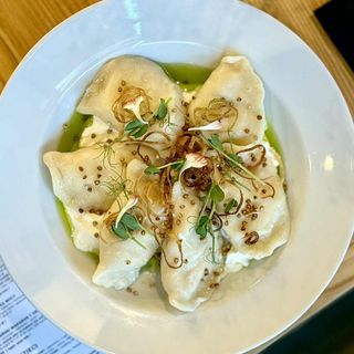 Domowe pierogi z twarogiem i pieczonym ziemniakiem