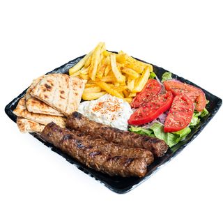 Kofta wołowo-barania na talerzu