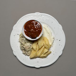 Gulasz wołowy z kopytkami