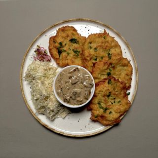 Placki ziemniaczane z sosem z grzybowym