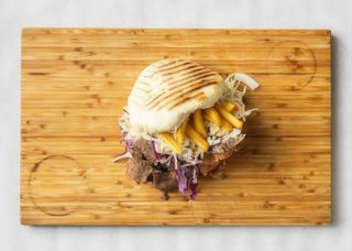 Kebab w bułce z frytkami