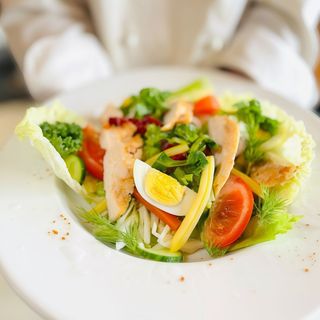 Sałata z piersią kurczaka