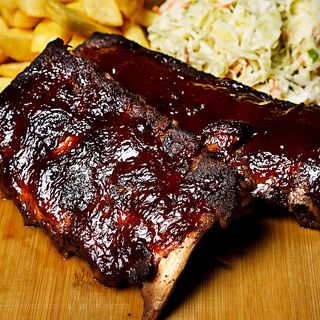 Żeberka w sosie BBQ z colesławem i frytkami stekowymi 