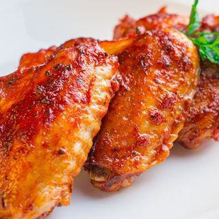 Kubełek 16 skrzydełek + 2 porcje frytek stekowych 