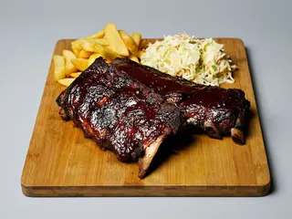Żeberka w sosie BBQ z colesławem i frytkami stekowymi 