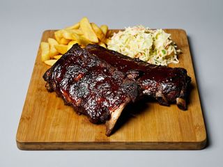 Żeberka w sosie BBQ z colesławem i frytkami stekowymi 
