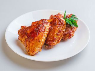 Kubełek 16 skrzydełek + 2 porcje frytek stekowych 