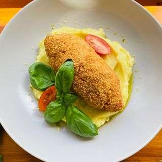 Kotlet po kijowsku z puree ziemniaczanym i oliwą zieloną