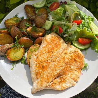 Grillowany filet z kurczaka, ziemniaki po wiejsku, mix sałat