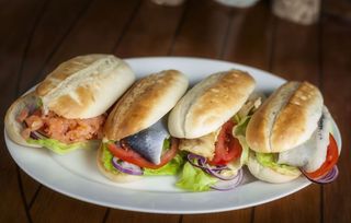 Bułka z rybą smażoną