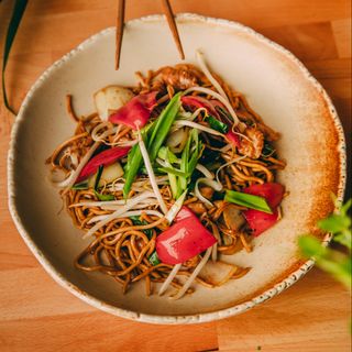 Makaron chow mein z kurczakiem