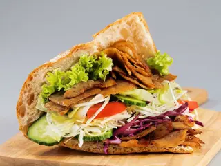 Kebab w bułce super mega