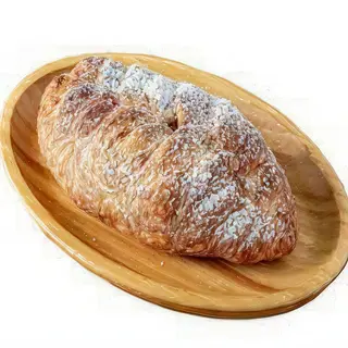Croissant z truskawkami i czekoladą