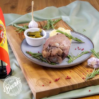 Gicz wieprzowa z puree z kiszoną kapustą