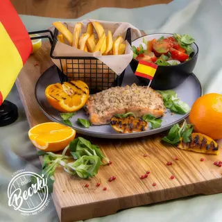 Łosoś z pieca z orzechami z frytkami i sałatką