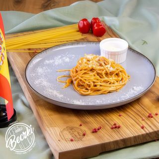 Makaron z sosem pomidorowym i parmezanem