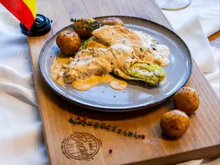 Filet kurczaka w sosie jogurtowym z suszonymi pomidorami i szpinakiem