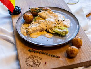 Filet kurczaka w sosie jogurtowym z suszonymi pomidorami i szpinakiem