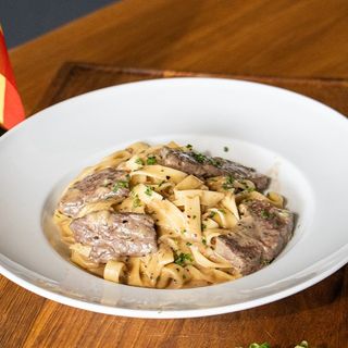 Tagliatelle z wołowiną i sosem pieprzowym