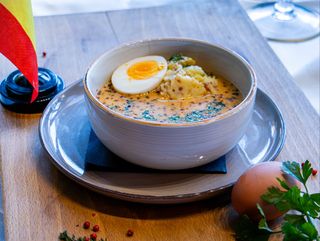 Hiszpański żurek z chorizo