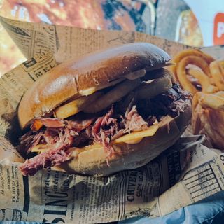 Burger z szarpaną wołowiną