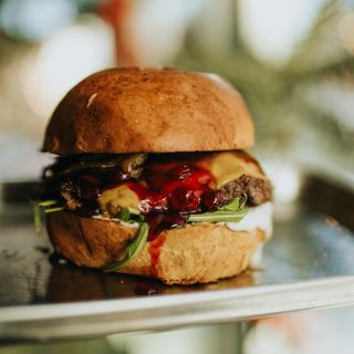 Burger Sezonowy w zestawie z frytkami i colesławem