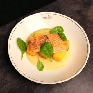 Pieczony łosoś z polętą kukurydzianą