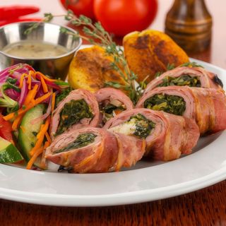 polędwica w boczku nadziewana szpinakiem i kozim serem Svinsko file vrateno