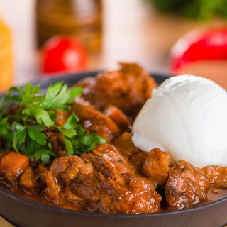 Baranina duszona w czerwonym winie Owneszka kawarma