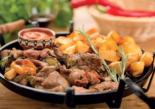 Mięso wieprzowo-drobiowe zapiekane z warzywami Smesen sacz