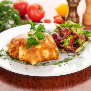 Omlet z kawałkami kurczaka Kawarma v omlet