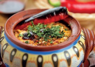 Mięso wieprzowe zapiekane z serem sirene i warzywami Gjuwecze s meso