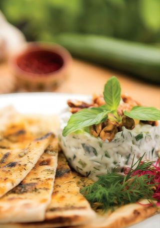 sałatka na bazie gęstego jogurtu z dodatkiem świeżych ogórków Sneżanka