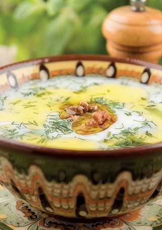 chłodnik z jogurtu, czosnku i zielonego ogórka Tarator