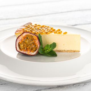 Sernik z białą czekoladą i marakują