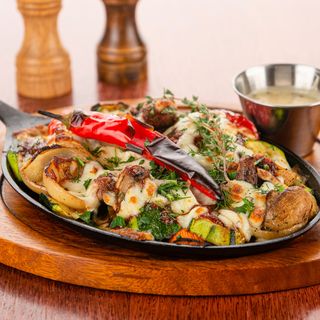 Grillowane warzywa zapiekane pod żółtym serem Wegetariański Sacz