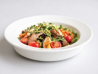 Sałata z grillowaną polędwiczką wieprzową Sałata wylcza