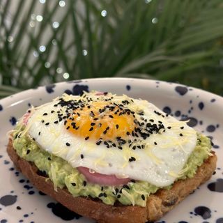 Tost z awokado, łososiem i jajkiem