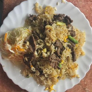 Ryż smażony z jajkiem i wołowiną