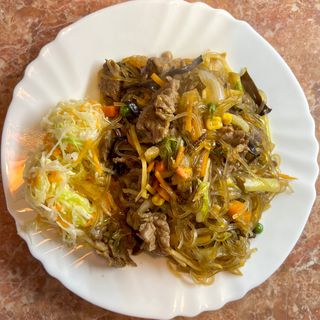 Makaron z manioku smażony z wołowiną