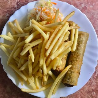 Sajgonki z surówką i frytkami