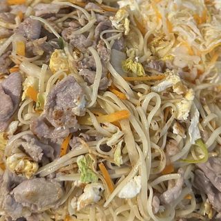 Makaron pszenny smażony z jajkiem i wieprzowiną