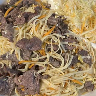 Makaron pszenny smażony z jajkiem, wołowiną