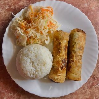 Sajgonki 2 szt. z ryżem i surówką