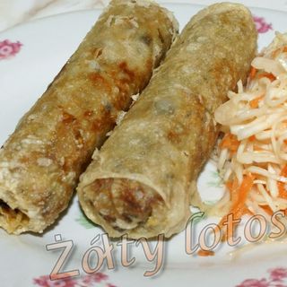 Sajgonki 2 szt. z surówką