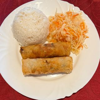 Sajgonki z ryżem i surówką