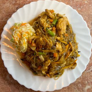 Makaron z manioku z kurczakiem